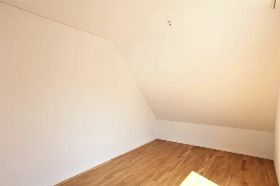 Gemütliche 4.5 Zimmerwohnung mit Balkon und Aussicht ins Grüne. – Foto 8 von 13