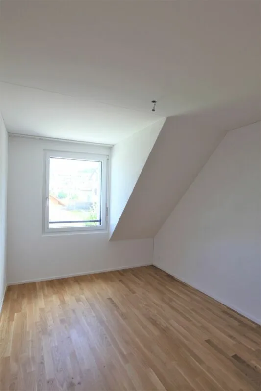 Gemütliche 4.5 Zimmerwohnung mit Balkon und Aussicht ins Grüne. – Foto 9 von 13