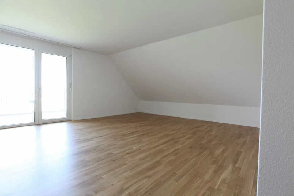 Gemütliche 4.5 Zimmerwohnung mit Balkon und Aussicht ins Grüne. – Foto 5 von 13