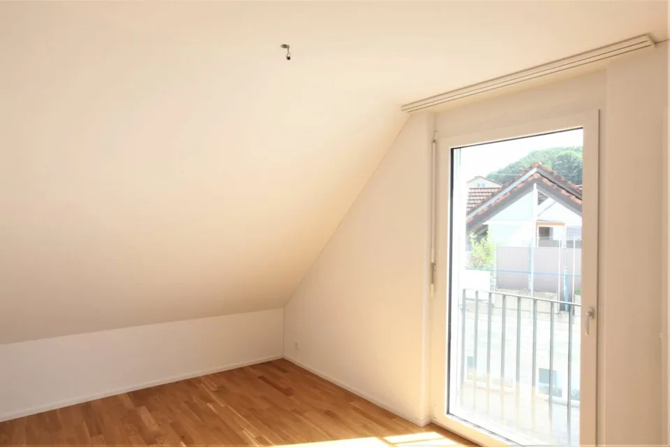 Gemütliche 4.5 Zimmerwohnung mit Balkon und Aussicht ins Grüne. – Foto 7 von 13