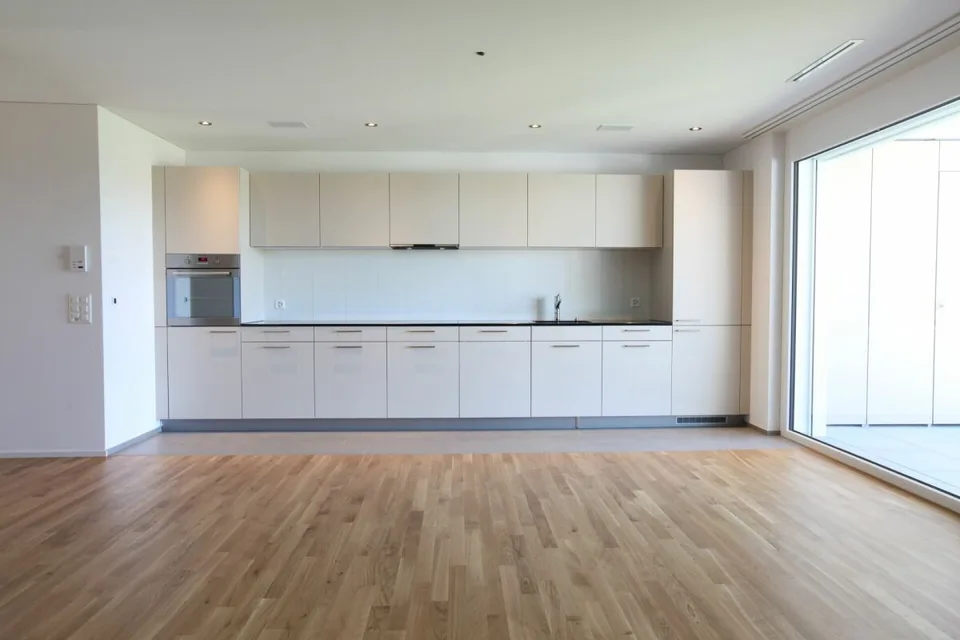 Gemütliche 4.5 Zimmerwohnung mit Balkon und Aussicht ins Grüne. – Foto 3 von 13