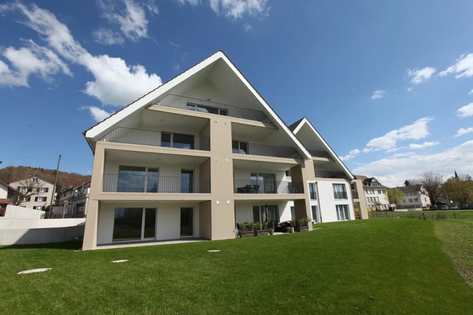 Gemütliche 4.5 Zimmerwohnung mit Balkon und Aussicht ins Grüne. – Foto 2 von 13