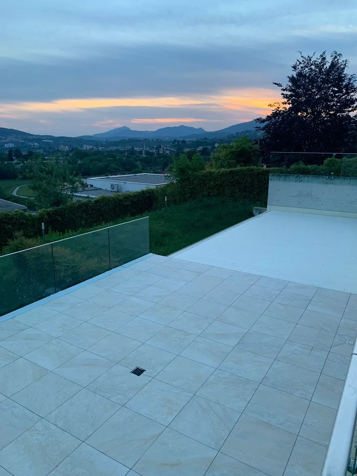 Villa moderne avec vue et piscine – photo 11 sur 11