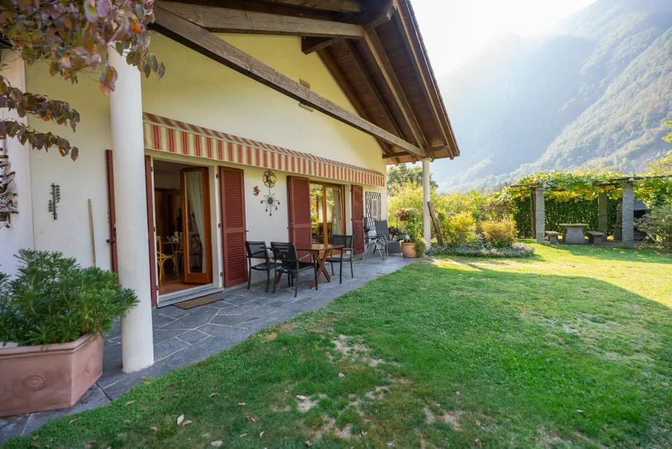 Wir verkaufen eine Villa in Cevio, die in der Stille eingebettet ist – Foto 2 von 20