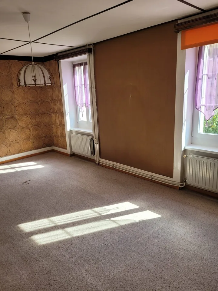 Fleurier - Haus zur Renovierung mit Garten und Garage – Foto 11 von 14