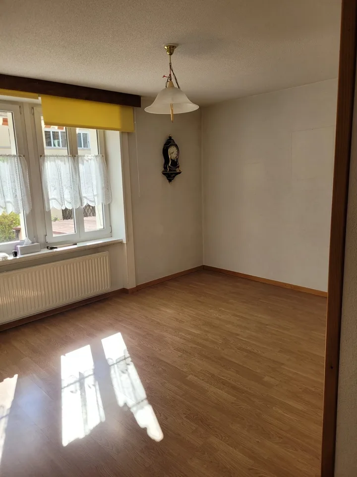 Fleurier - Haus zur Renovierung mit Garten und Garage – Foto 9 von 14