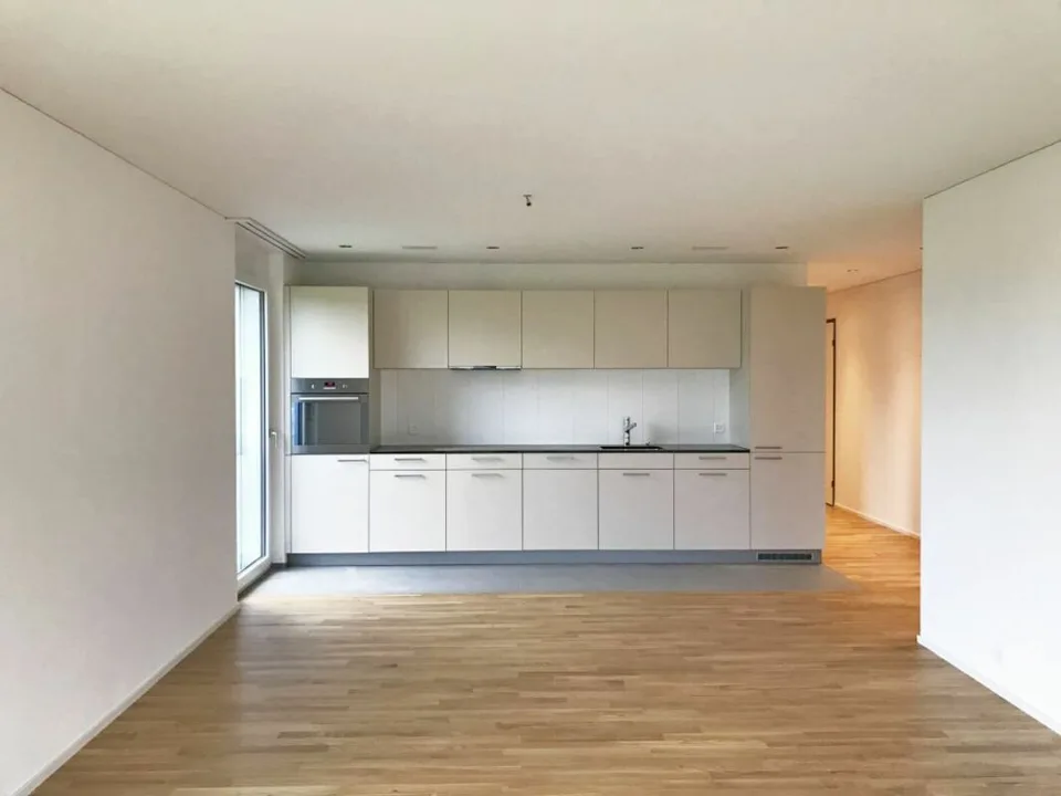 Affascinante appartamento di 3.5 locali con ampio balcone e vista sul verde. – foto 2 di 13