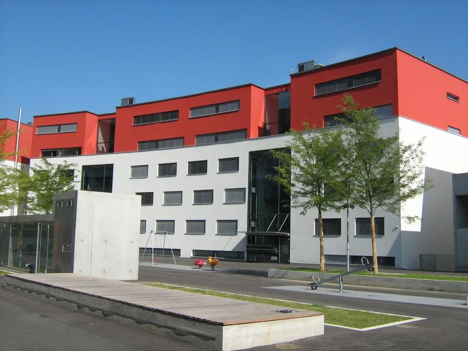 3 Minuten von dem Bahnhof CFF und dem OFS, unter den Schulen HEG-ARC – Foto 2 von 2