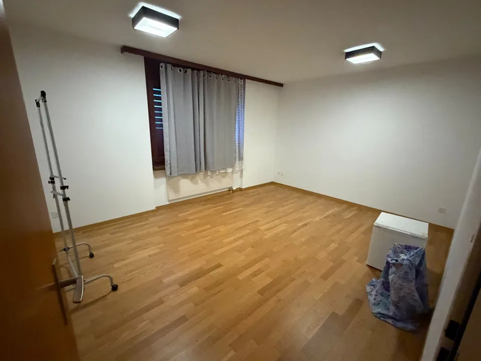 Zentral gelegene 3.5-Zimmer-Gartenwohnung in Affoltern a. A. – Foto 3 von 6