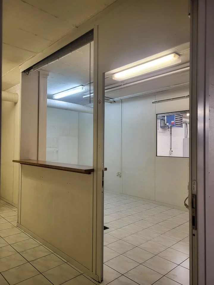 Spacious commercial space with office and underground parking spaces – photo 4 of 5