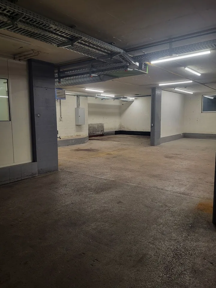 Spacious commercial space with office and underground parking spaces – photo 3 of 5