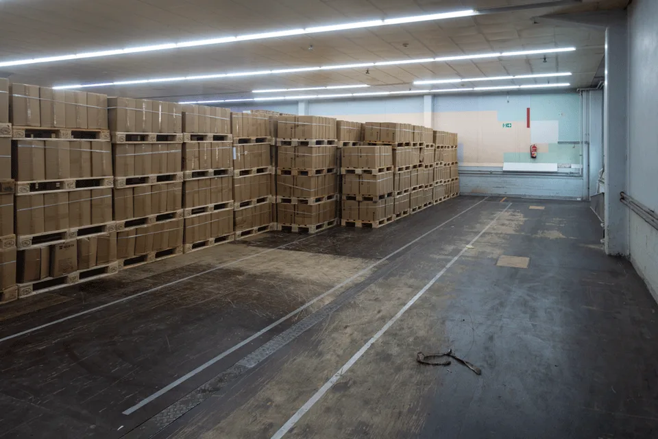 2 x 600 m2 Lagerhallen (oder 1'200 m2) mit Rampenzugang zu vermieten – Foto 6 von 7