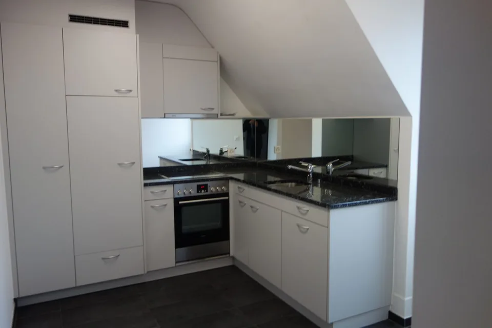 zentrale 2½ Zimmer-Dachwohnung, moderne Küche und Bad – Foto 2 von 11