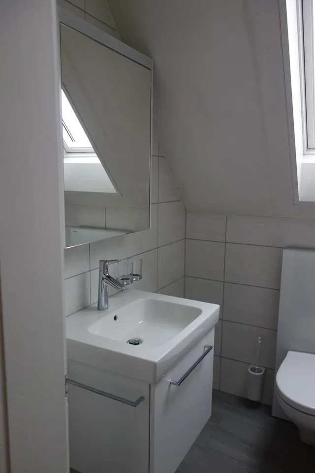 zentrale 2½ Zimmer-Dachwohnung, moderne Küche und Bad – Foto 4 von 11