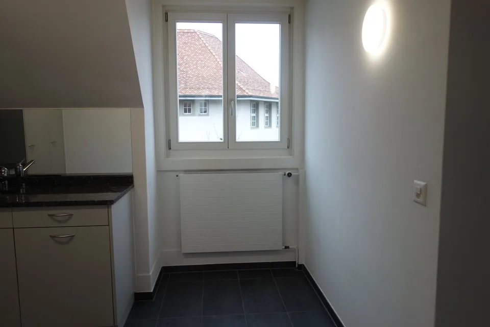 zentrale 2½ Zimmer-Dachwohnung, moderne Küche und Bad – Foto 3 von 11