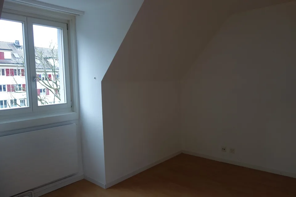 zentrale 2½ Zimmer-Dachwohnung, moderne Küche und Bad – Foto 7 von 11