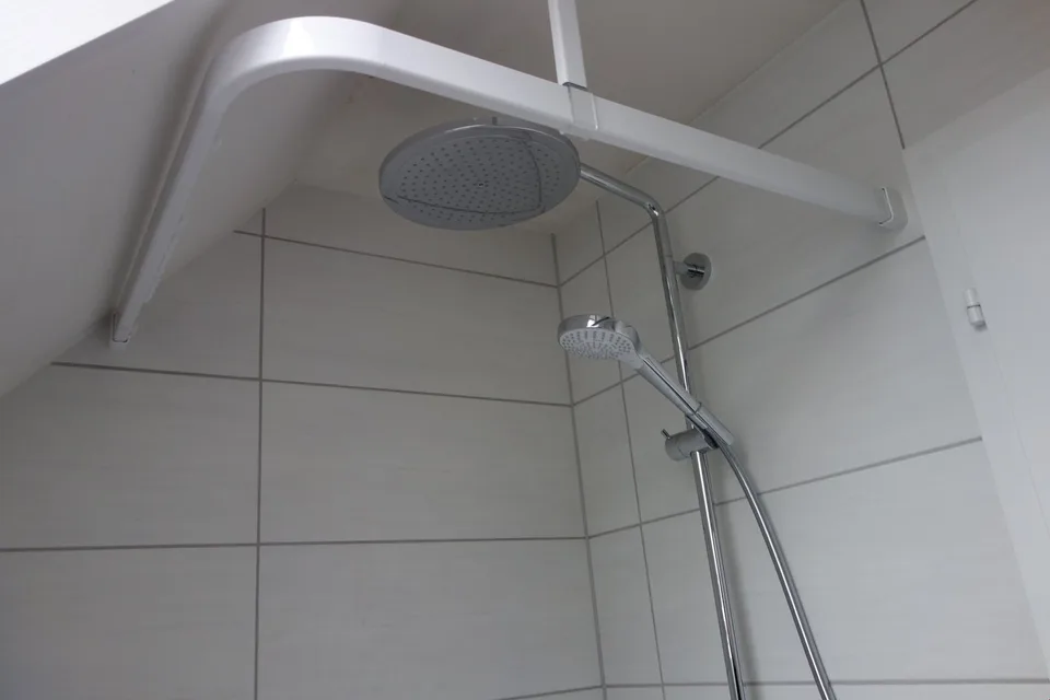 zentrale 2½ Zimmer-Dachwohnung, moderne Küche und Bad – Foto 5 von 11
