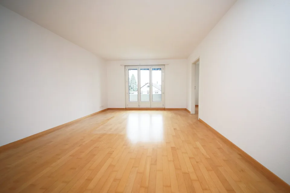 Renovierte 3.5-Zimmerwohnung mit Balkon an ruhiger Lage, mit Blick ins Grüne – Foto 4 von 12