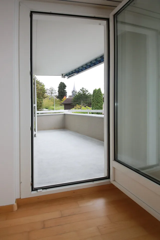 Renovierte 3.5-Zimmerwohnung mit Balkon an ruhiger Lage, mit Blick ins Grüne – Foto 2 von 12