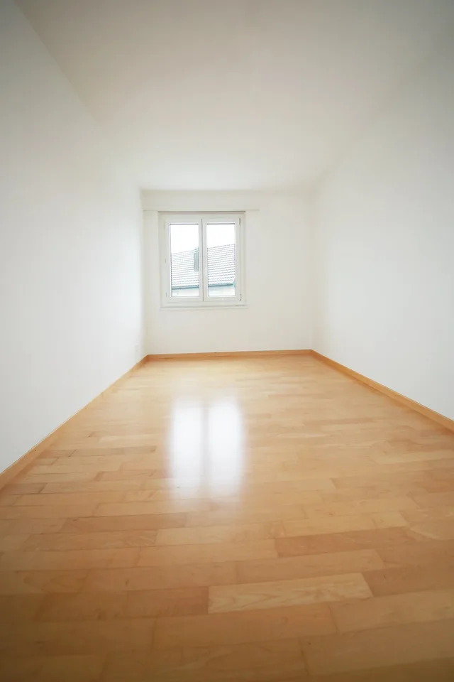 Renovierte 3.5-Zimmerwohnung mit Balkon an ruhiger Lage, mit Blick ins Grüne – Foto 9 von 12