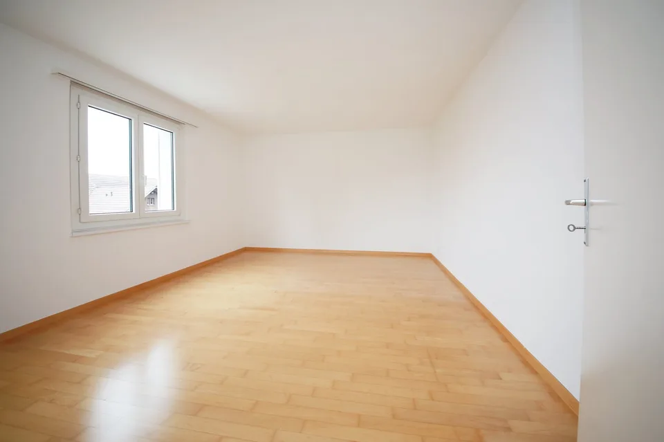 Renovierte 3.5-Zimmerwohnung mit Balkon an ruhiger Lage, mit Blick ins Grüne – Foto 8 von 12
