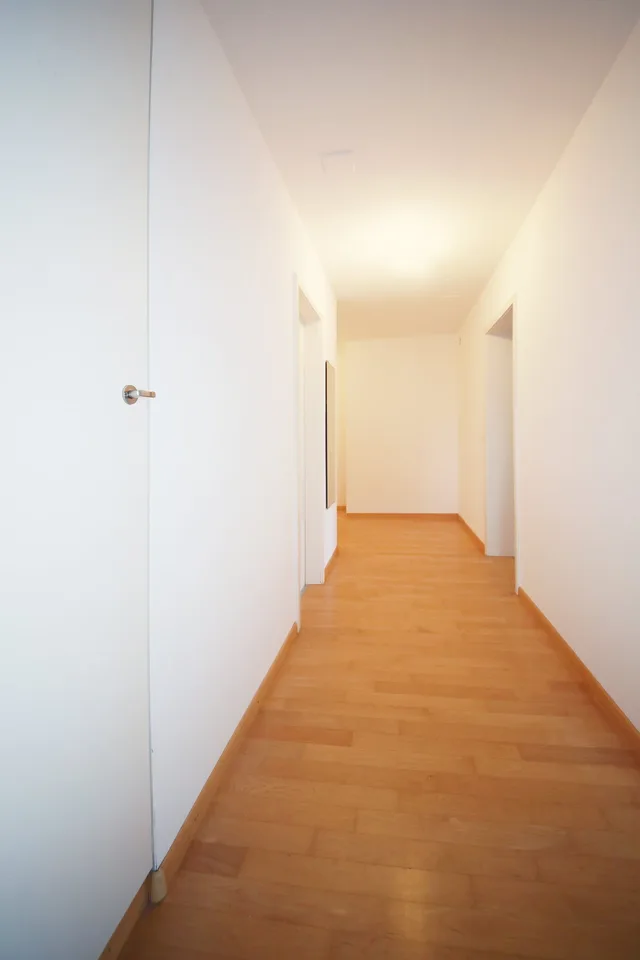 Renovierte 3.5-Zimmerwohnung mit Balkon an ruhiger Lage, mit Blick ins Grüne – Foto 6 von 12