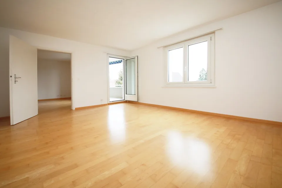 Renovierte 3.5-Zimmerwohnung mit Balkon an ruhiger Lage, mit Blick ins Grüne – Foto 3 von 12