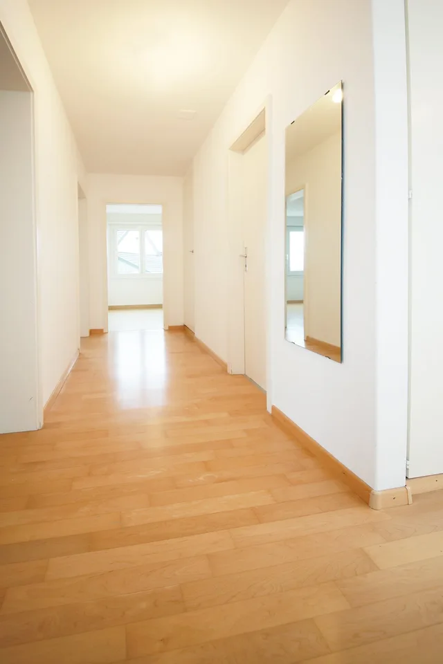 Renovierte 3.5-Zimmerwohnung mit Balkon an ruhiger Lage, mit Blick ins Grüne – Foto 5 von 12