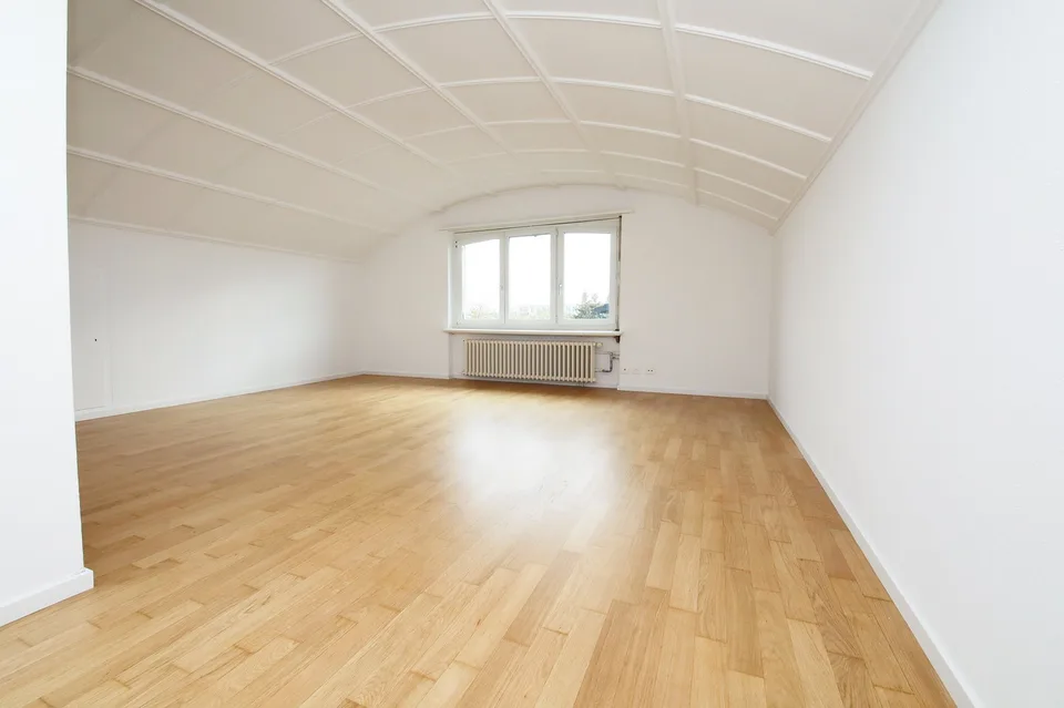 Renovierte 2.5-Zimmer-Dachwohnung – Foto 3 von 11