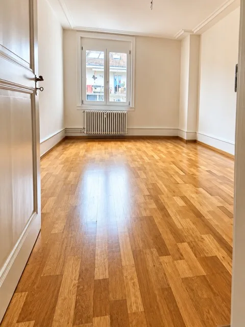 Bel appartement de 3 pièces dans un immeuble ancien à louer avec usage de jardin – photo 2 sur 11