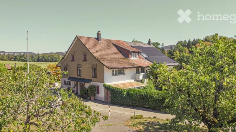 Zweifamilienhaus mit Nebengebäude, Gemeinde Bubikon – Foto 2 von 10