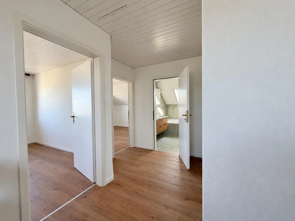 Wohnen mit Weitsicht grosszügige 4½-Zimmerwohnung mit Seesicht in Uttwil – Foto 8 von 13
