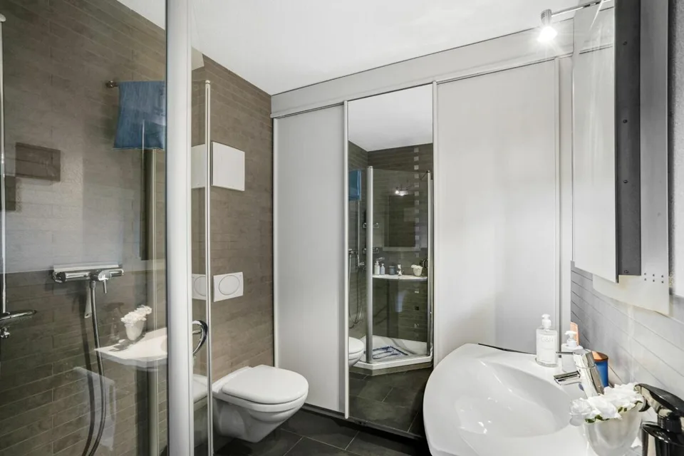 Contrat de location temporaire : appartement 6,5 pièces avec plan d'étage attractif, beaucoup d'espace et extérieur polyvalent – photo 5 sur 7