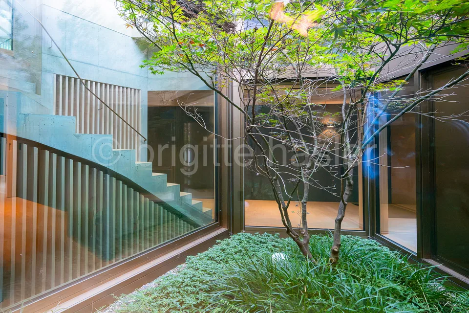 Architecturally impressive atrium house in a sought-after Riehen residential location – photo 8 of 10