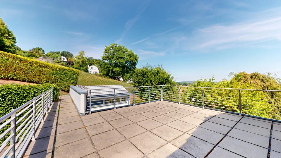 Villa a livelli sfalsati di 8,5 locali con piscina, grande giardino e vista panoramica – foto 11 di 13