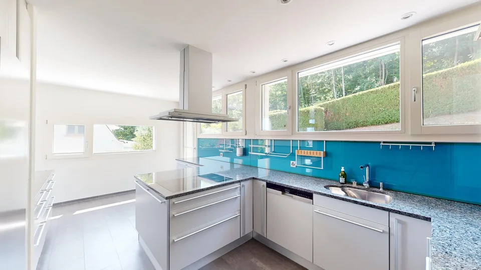 Villa a livelli sfalsati di 8,5 locali con piscina, grande giardino e vista panoramica – foto 4 di 13