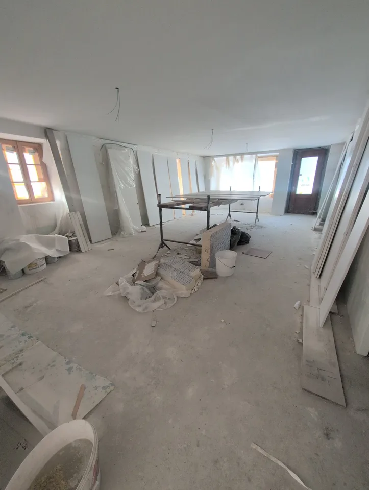 In affitto! Un bel locale commerciale nuovo, in un edificio classificato come patrimonio, nel cuore di Riddes! – foto 2 di 6