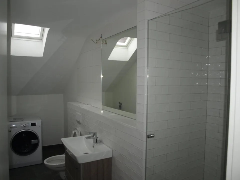 Bel appartement en attique de 2,5 pièces à Münchenstein – photo 2 sur 7