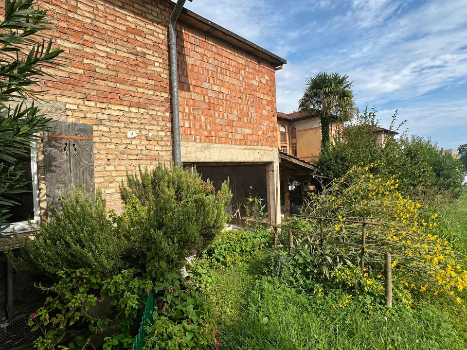 Kleines Einfamilienhaus mit Rustico und Garten zur Renovierung – Foto 17 von 19