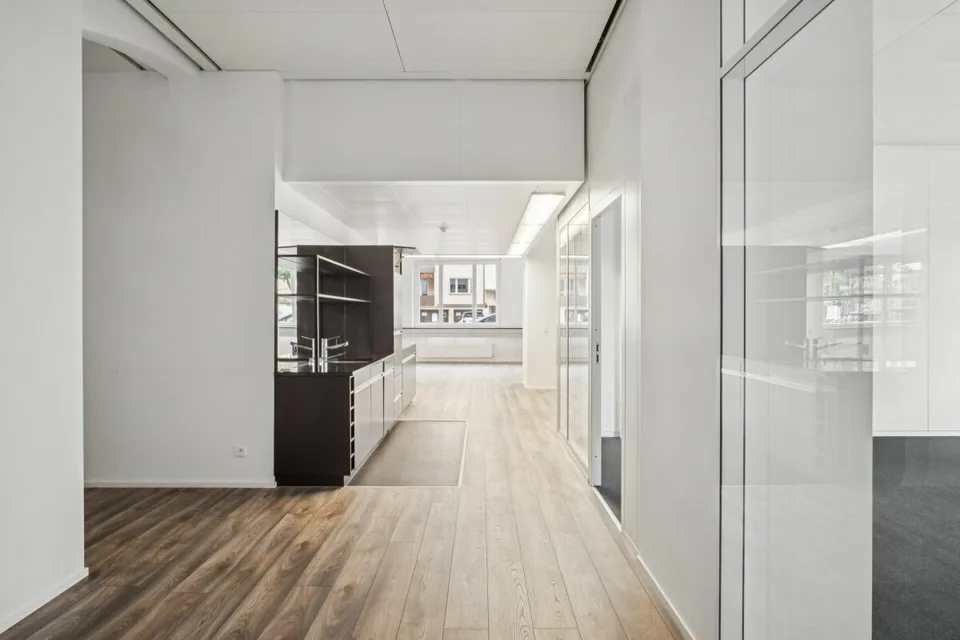 Espace de bureau représentatif au rez-de-chaussée à Wollishofen - prêt à emménager – photo 2 sur 7