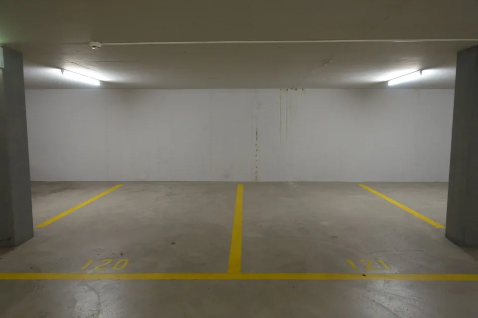 Place de parking dans le garage en sous-sol au centre d'Uznach – photo 3 sur 3