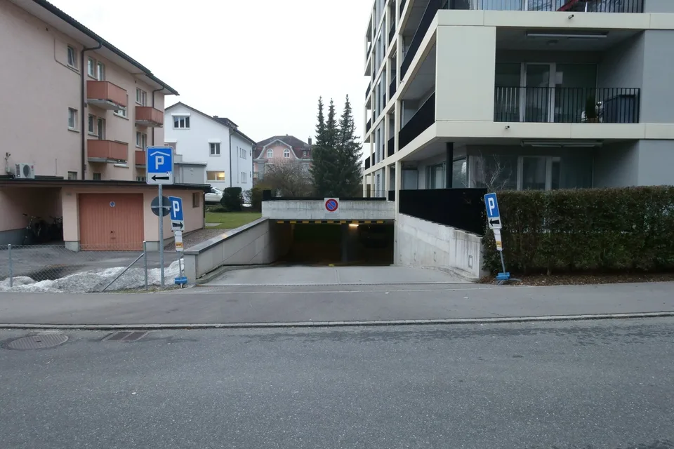 Place de parking dans le garage en sous-sol au centre d'Uznach – photo 2 sur 3