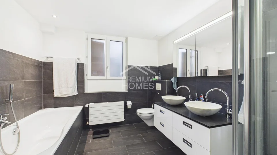 Exclusive family house with additional living unit, pool, and double garage – photo 12 of 13