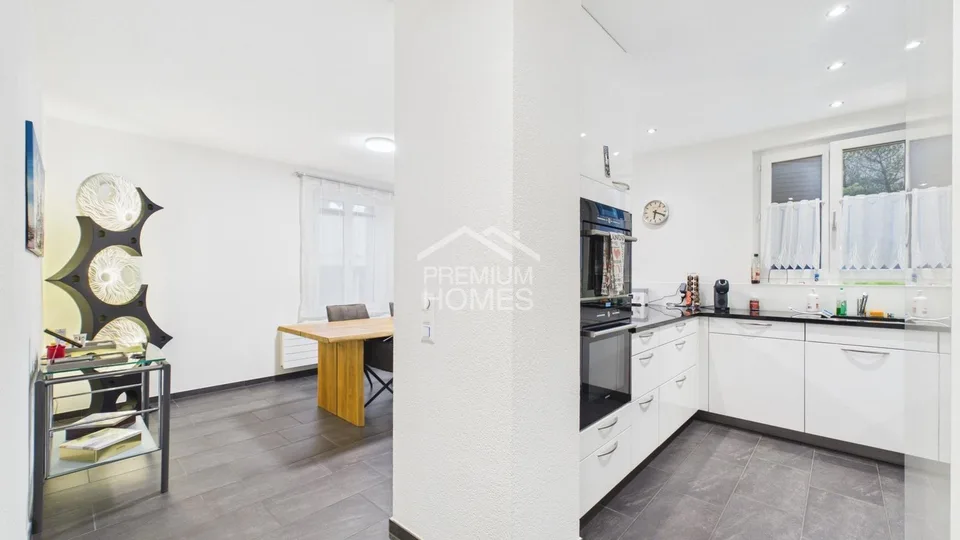 Exclusive family house with additional living unit, pool, and double garage – photo 10 of 13