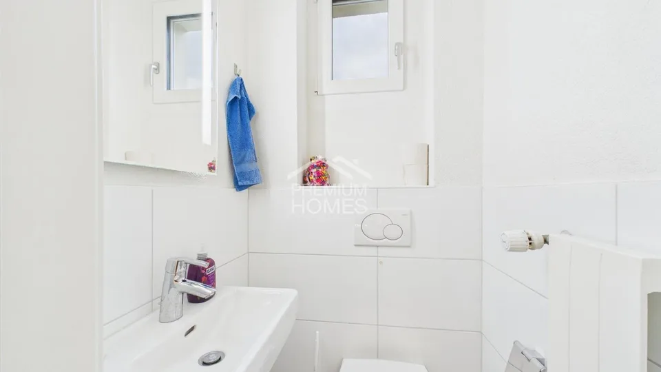Exclusive family house with additional living unit, pool, and double garage – photo 13 of 13