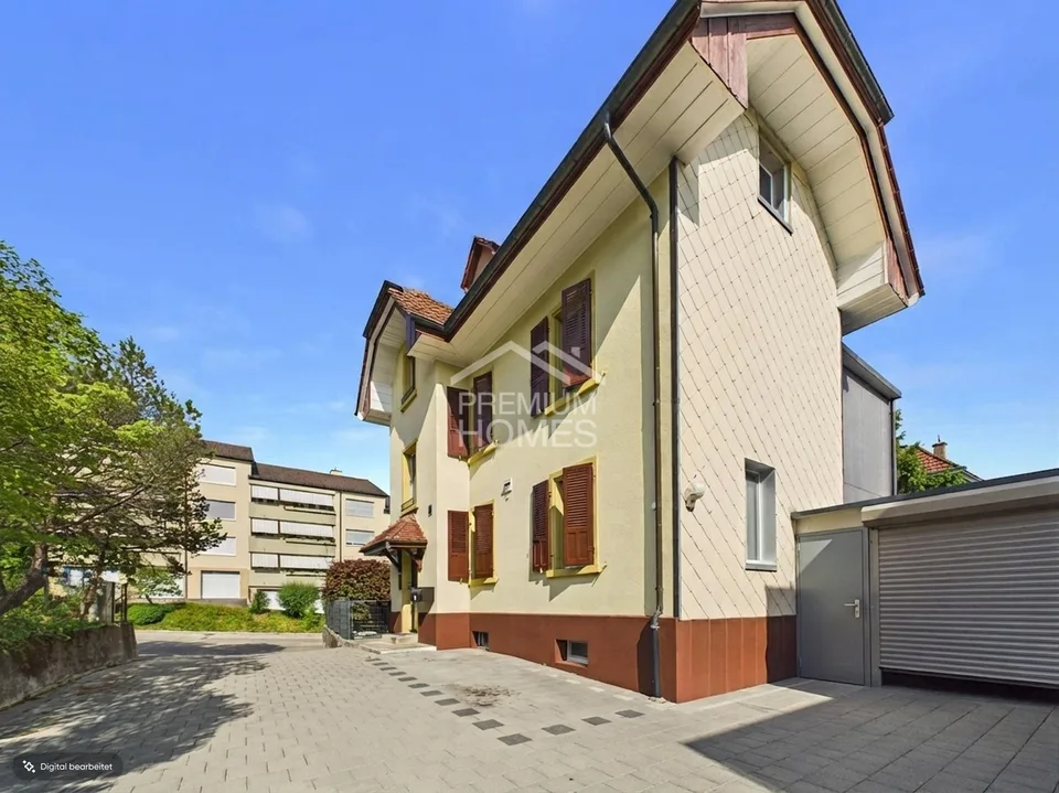 Exclusive family house with additional living unit, pool, and double garage – photo 2 of 13