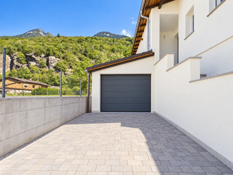 NUOVA CASA BIFAMILIARE CON DUE APPARTAMENTI INDIPENDENTI ,GIARDINO E BOX AUTO – Foto 2 von 17