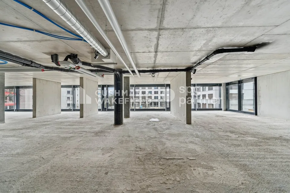 Trembley 12, professionally equipped area of 328 m² in the heart of a private park – photo 4 of 13
