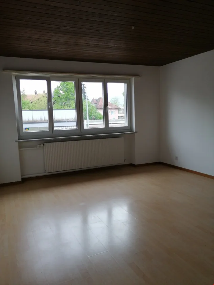 Schöne, helle 2.5 Zimmerwohnung zu vermieten – Foto 2 von 4