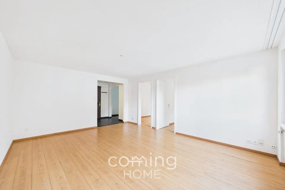Appartamento soleggiato di 3,5 locali con balcone e vista sulla montagna in una zona tranquilla – foto 3 di 13